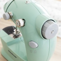 MiniPortableSewingMachinewithLED,ThreadCutterandAccessoriesSewnyInnovaGoods